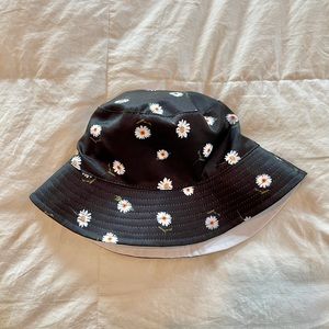 NWOT Alice + Olivia Reversible Bucket Hat